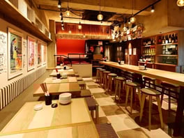 愛知県春日井市のバル、旨い鮮魚とガブ飲みワイン サカナギャンググ。の内観。