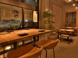 焼鳥あらいの店内