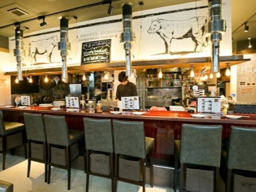 焼肉赤身にくがとうの店内、カウンターと厨房