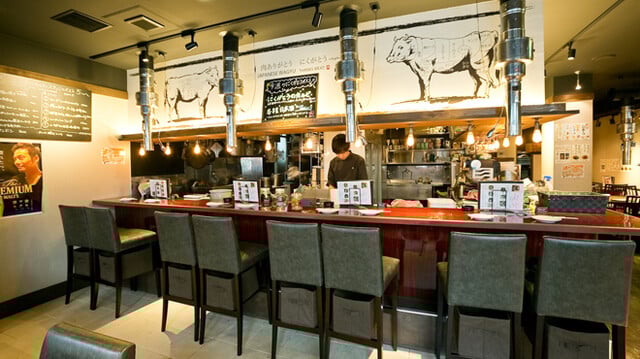 焼肉赤身にくがとうの店内、カウンターと厨房