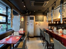 焼肉赤身にくがとうの店内、テーブルとカウンター