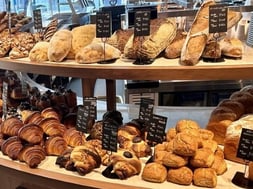 美味しそうに陳列されたパン