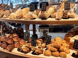 美味しそうに陳列されたパン