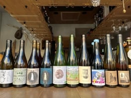 羅列されたワインボトル