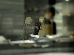 ガラスに描かれたミューのアイコン