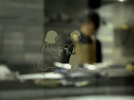 ガラスに描かれたミューのアイコン