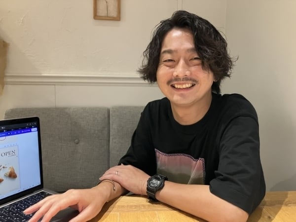 マルト水谷の担当者と談話している森洋平氏