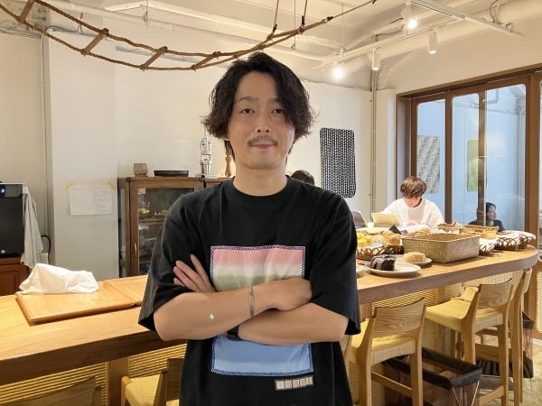 pigmentのカウンター前に立つ森洋平氏